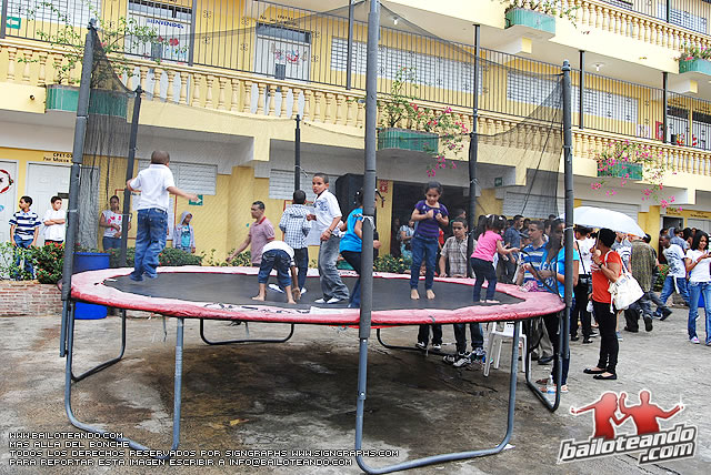  - - Fotos del Album - Día Familiar Colegio Emiliano Tardif  @ Colegio Padre Emiliano Tardif, Santiago - Diciembre 4, 2011Somos La Fiesta